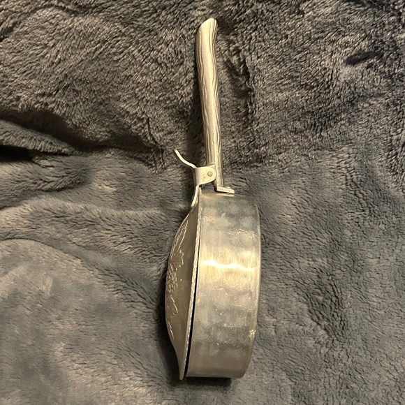 Vintage Everlast Hand-Forged Hammered Aluminum Silent Butler Crumb Catcher - Picture 6 of 9